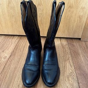 Women’s black Ariat leather cowboy boots. Size 6.5B. Very good condition.